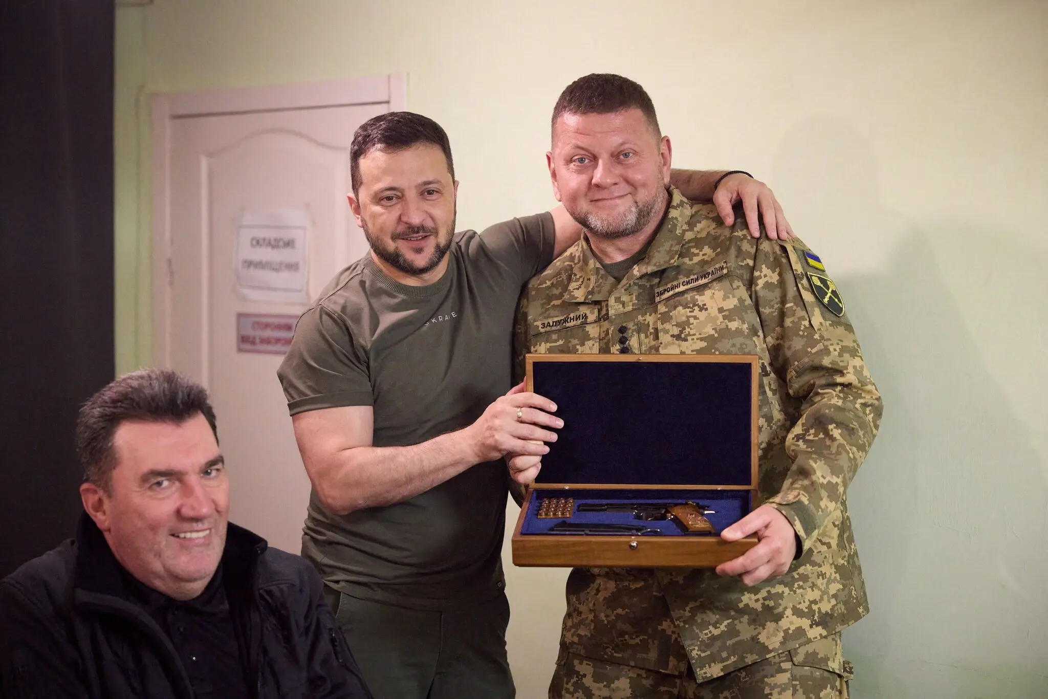 Фото, опубліковане прес-службою президента України в липні, на якому показано, як пан Зеленський дарує генералу Залужному пістолет на його день народження.